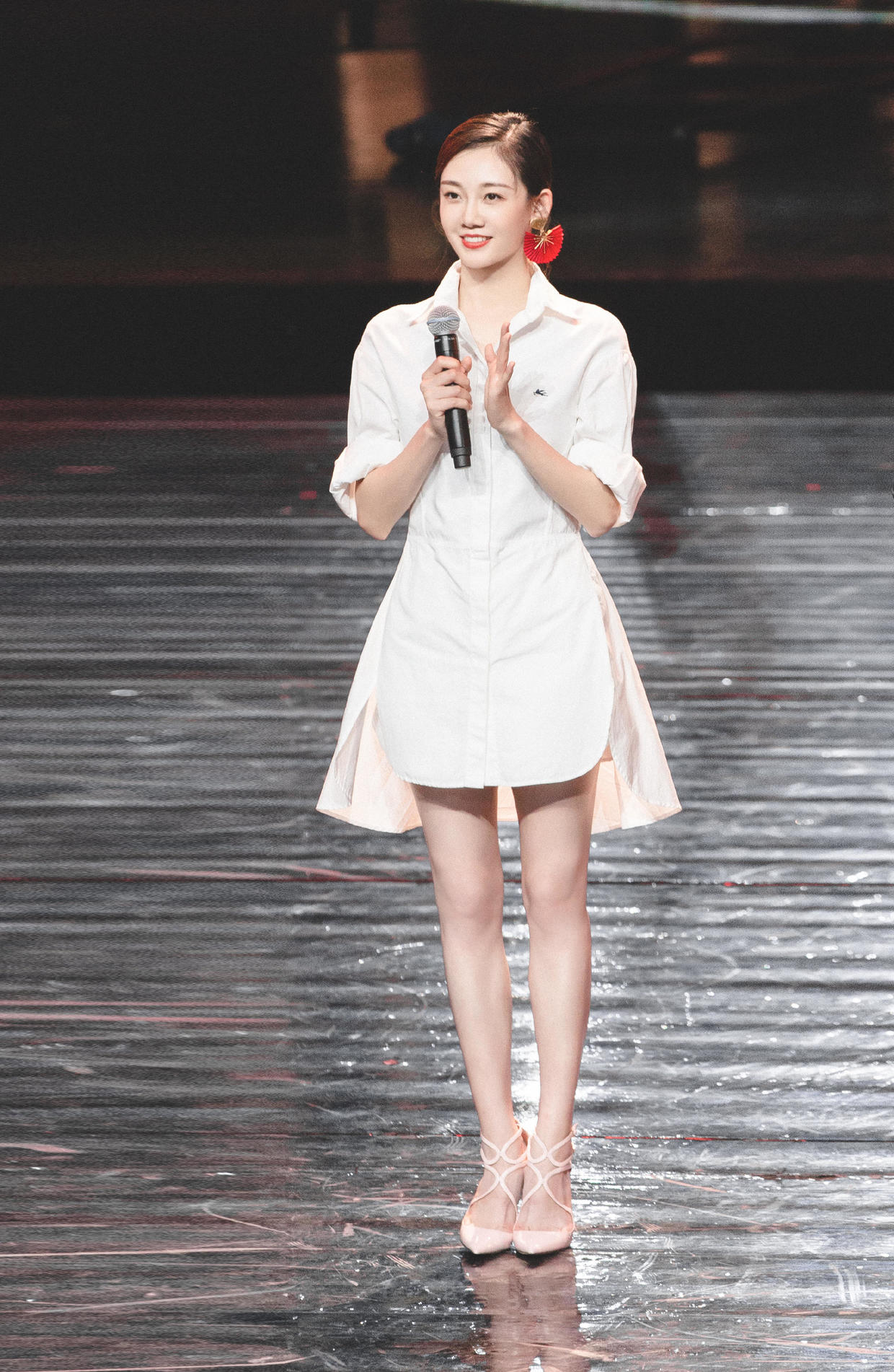 苗苗穿白色衬衫裙惊艳亮相露出笔直修长的双腿看了让人心动