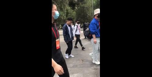 包场少林寺禁止游客进入,遭大爷怒斥：他是个啥人!杨迪在耍大牌?休闲区蓝鸢梦想 - Www.slyday.coM