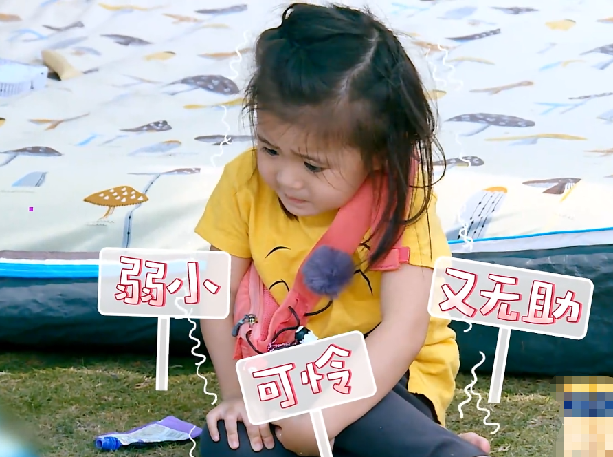 贾静雯的育儿方式真骇人!让胆小的咘咘脖子挂蛇,波妞看了都害怕