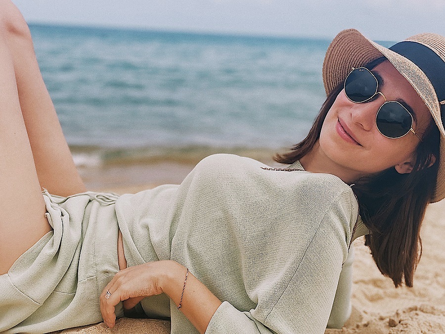 卢靖姗晒沙滩泳装照 清新活力元气十足