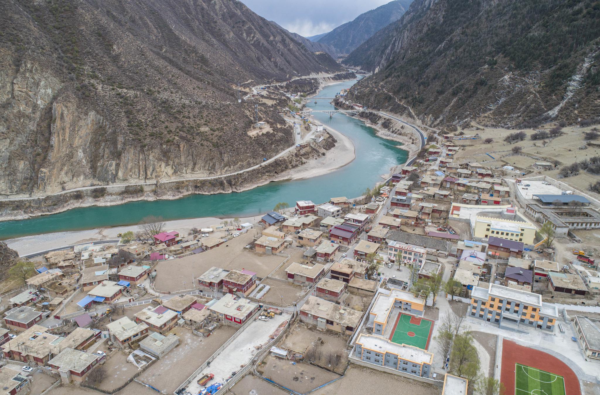 岗托村位于川藏交界的金沙江畔.1950年10月上旬,昌都战役打响.