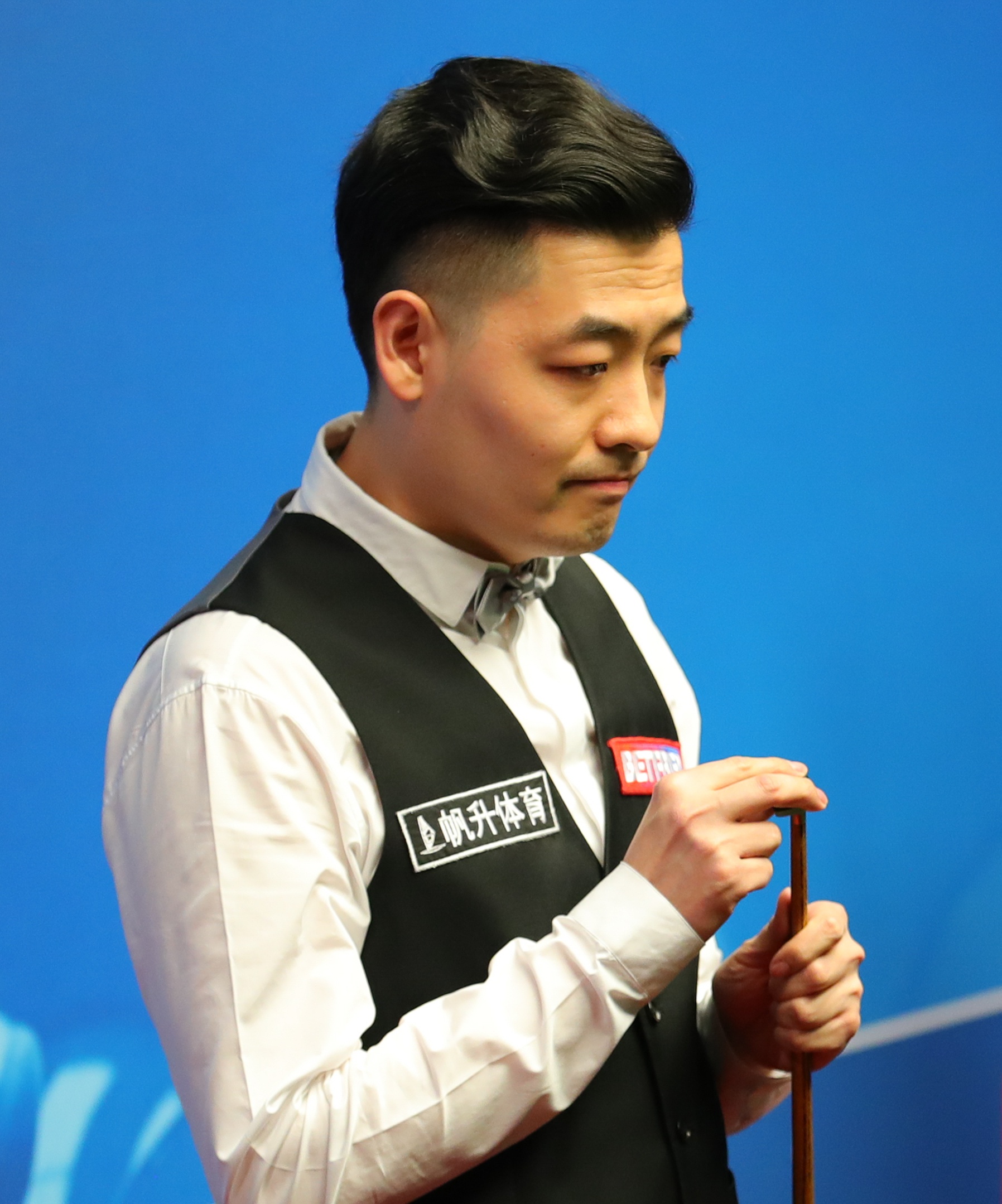 4月18日,田鹏飞(右)在首轮第一节比赛中.新华社发(翟政摄)