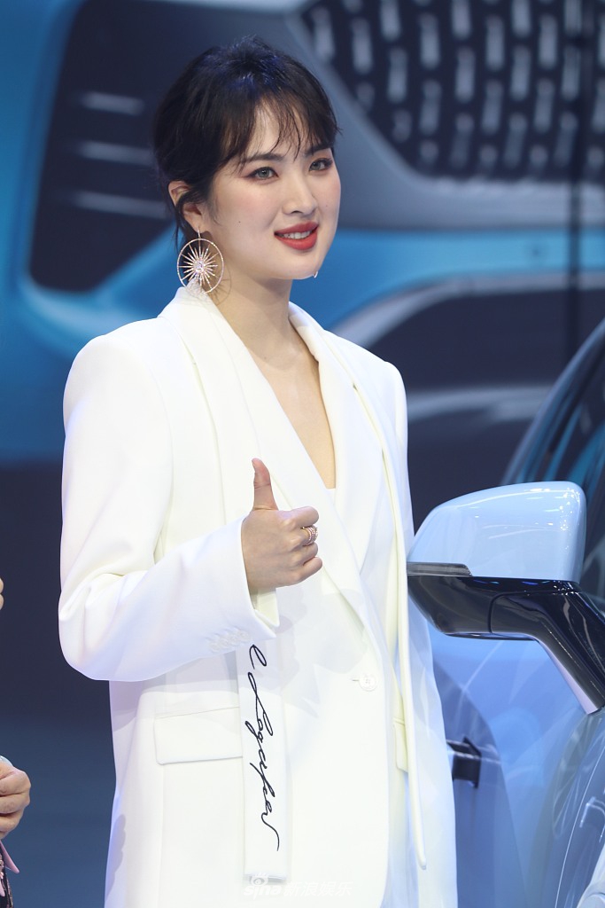 姚安娜出道后首公开营业穿白西装甜笑生图颜值能打