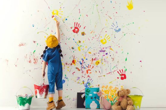 孩子在墙上经常乱画,涂鸦行为家长别阻止,积极作用需要了解下