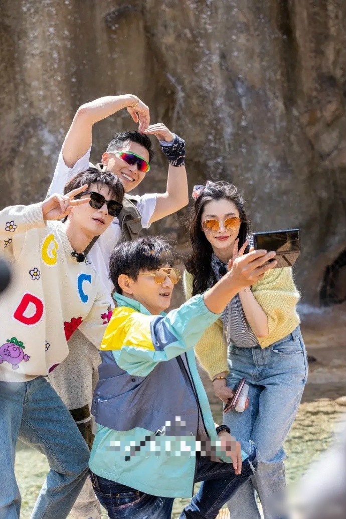 宋轶录综艺被偶遇针织开衫里面套衬衣也不显臃肿瘦就是任性