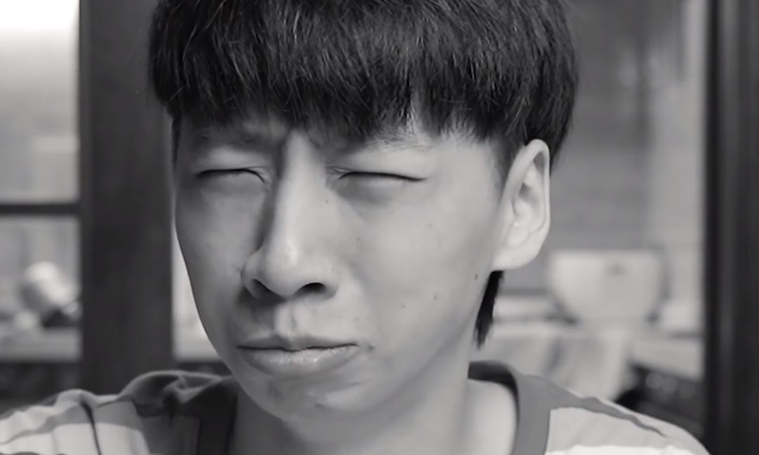 美食博主蛋黄派模仿敬汉卿挑战最臭食物全程表演痛苦面具