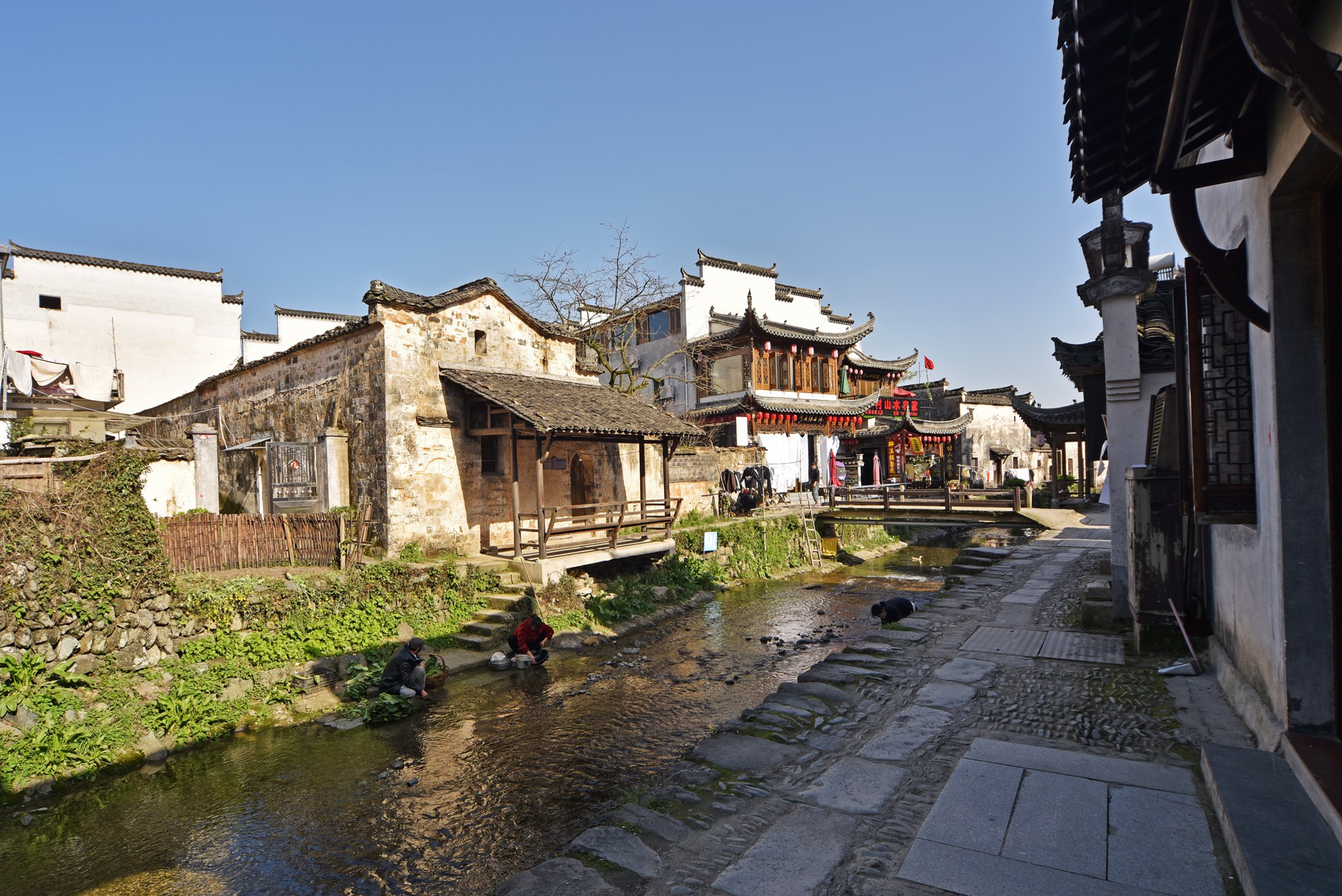 卢村有两条小溪经过,村西的小溪名为下门溪,村东