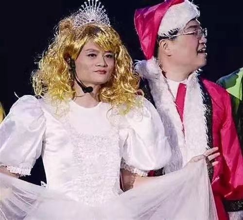 马云现身酒吧嗨玩遭围观满脸通红开怀笑壮汉保镖簇拥派头十足