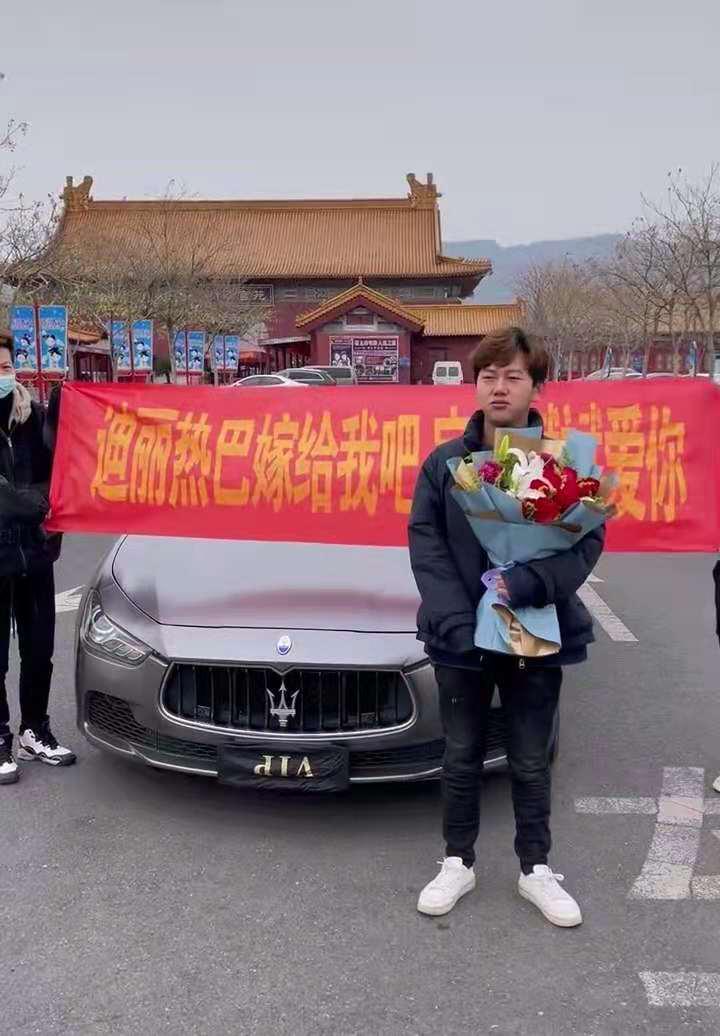 但有细心的网友发现这位宇文斌斌已经不是第一次向迪丽热巴求婚了,从