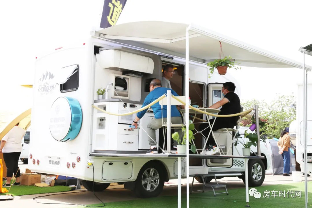 中道翻转式阳台房车 房车的打开方式 竟然还可以这样?