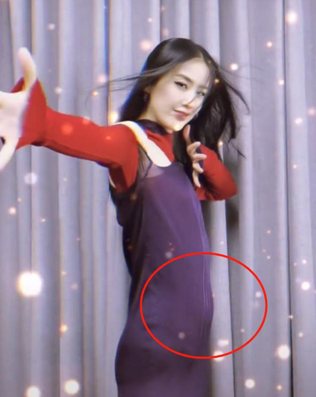 黄圣依瘦得像纸片人穿皮裙抬手露出一截肚皮全身没有一丝赘肉