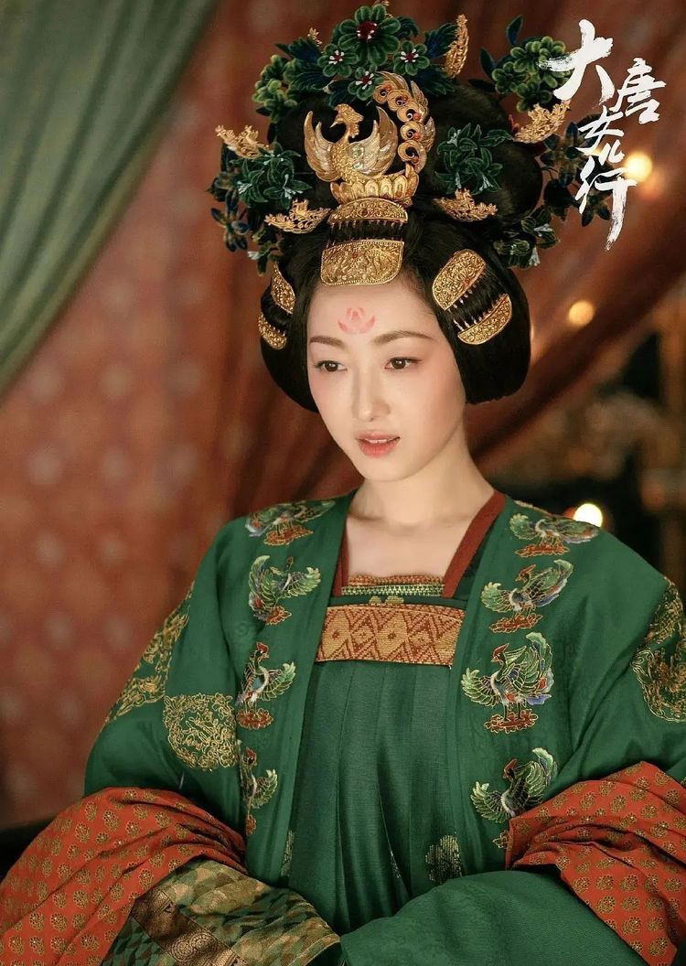 不过这次,她只是一个配角,在剧中,她饰演一个"同妻"性质的太子妃,太子