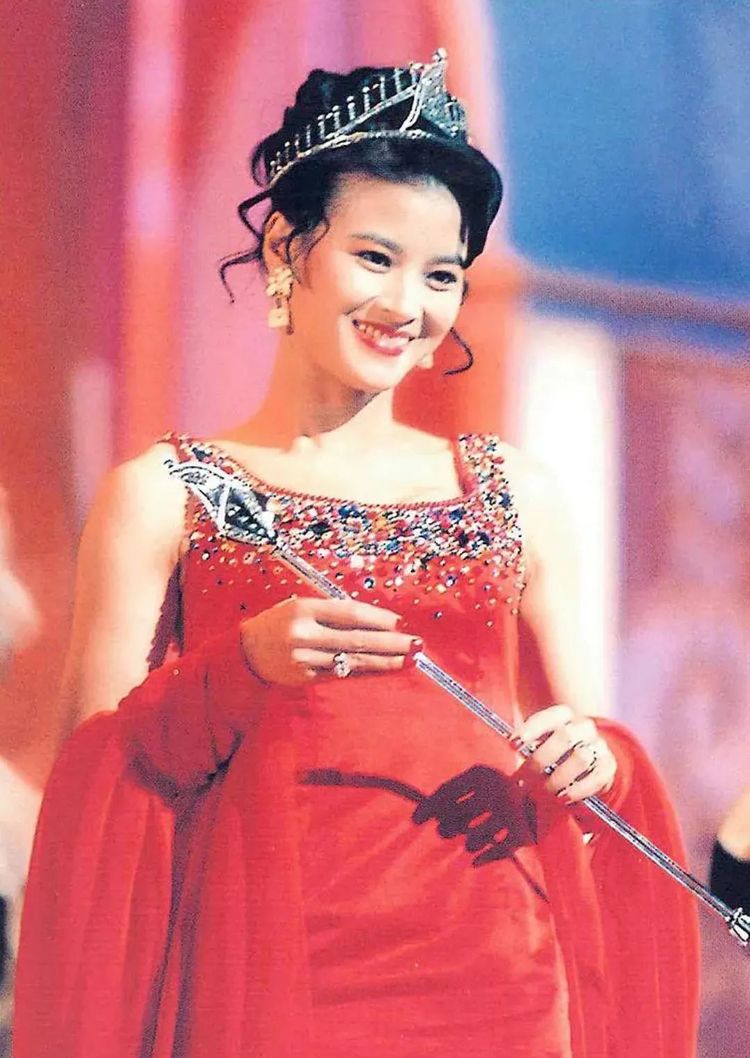 甜妞都有过交往,后来又遇上了来港发展的台湾玉女明星戴良纯并疯狂