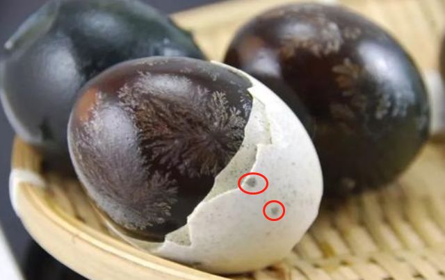买皮蛋蛋壳上黑点多好还是少好区别很大买对了更健康