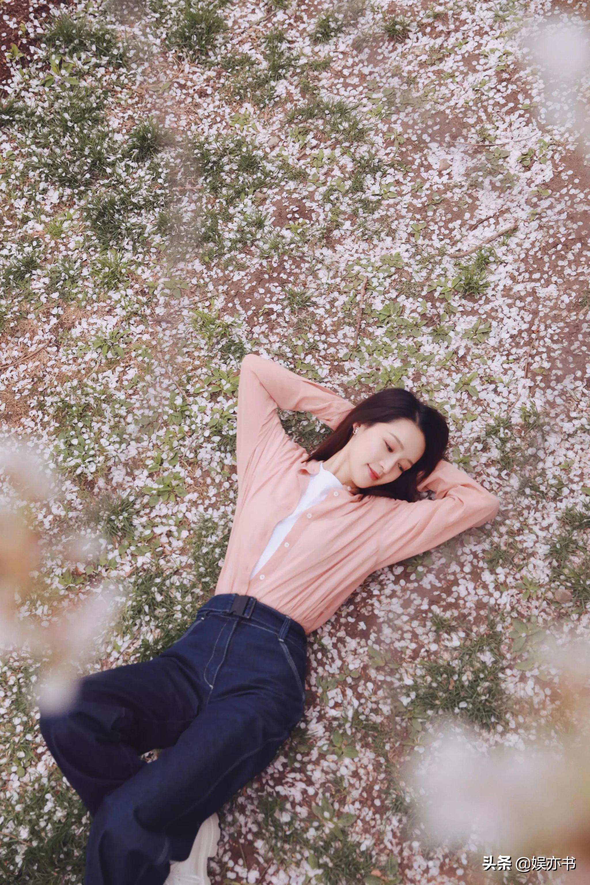 李沁 春日游园记人比花娇,甜美俏皮樱花拍照攻略|李沁|春日_新浪新闻