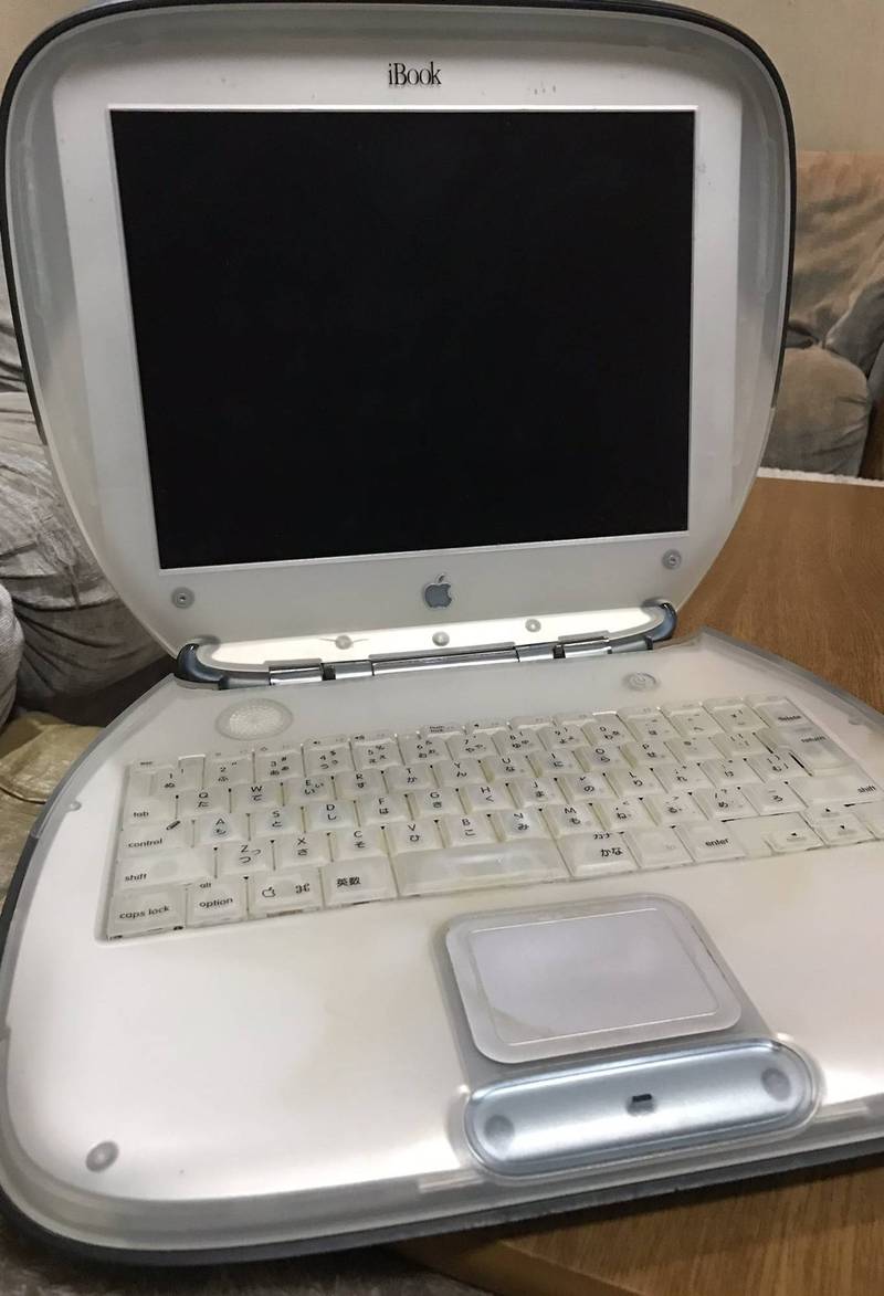 原来竟是苹果公司在2000年出产的"ibook"电脑,外型多采圆角设计,上头
