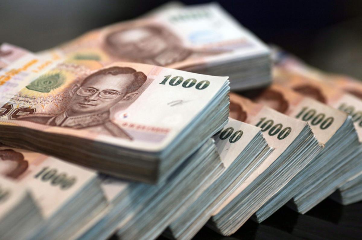 堆在白色背景的泰国一百个类型钞票 库存图片. 图片 包括有 费率, 负债, 剪报, 富有, 外部, 商业 - 35356659