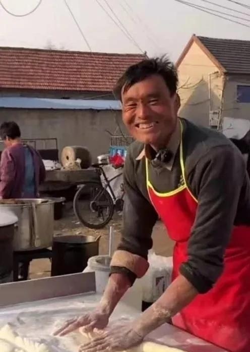 拉面哥被批评:家门前聚集了太多低俗网红,舞台表演不