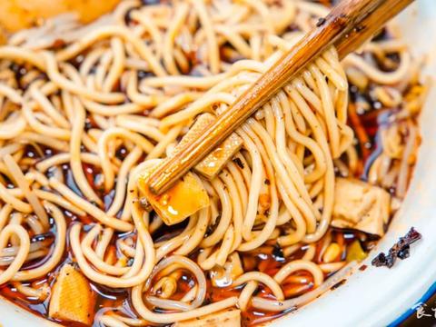 传承34年这碗公厕旁的豆干面竟在襄州玩出了牛肚