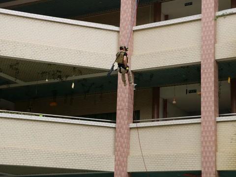 反恐演练不松懈,筑校园安全堡垒 | 寮步伟才幼儿园|暴徒|寮步|教官们_