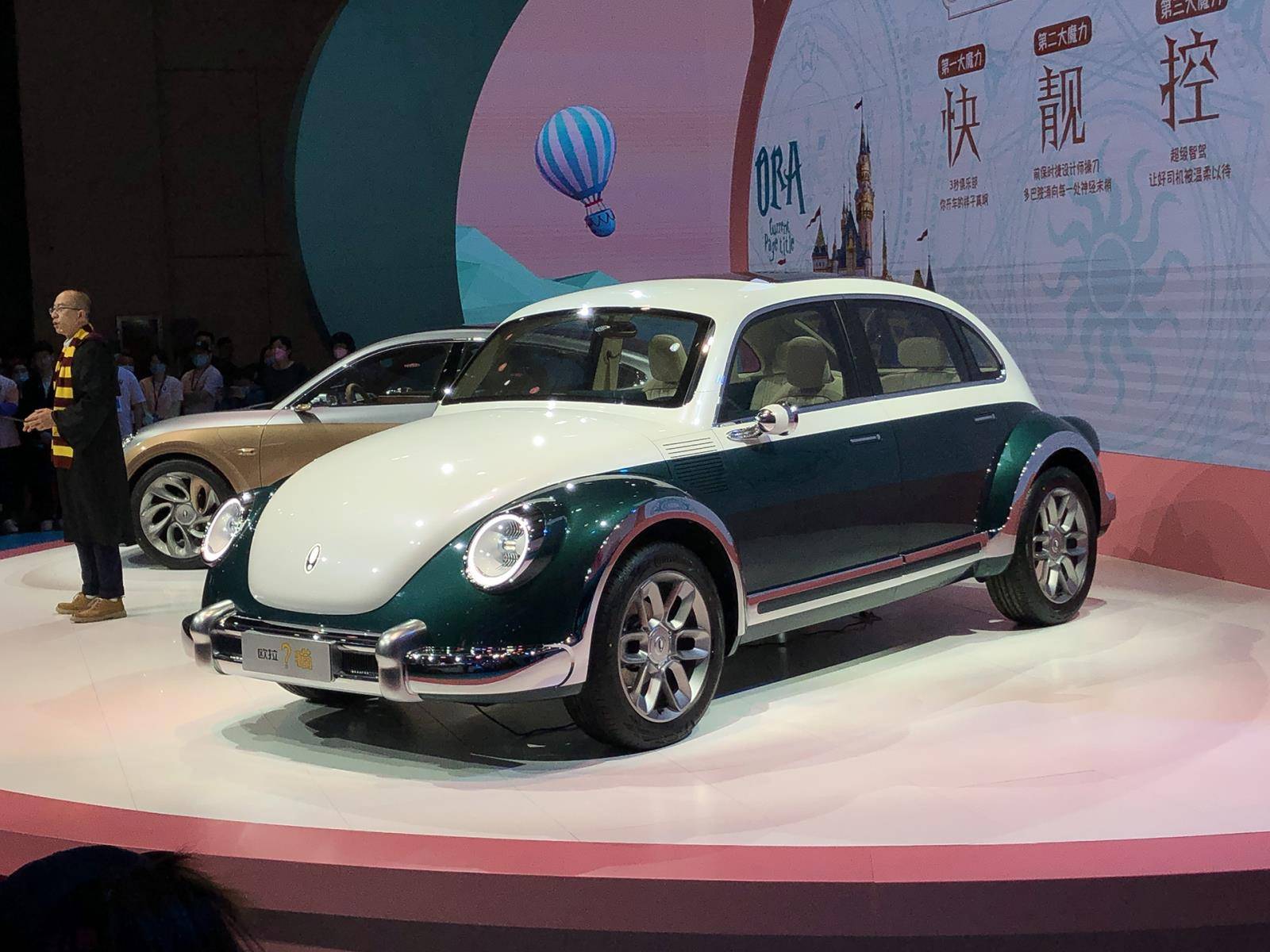 正文北京时间4月19日,在今日开幕的上海车展中,欧拉复古车型正式亮相