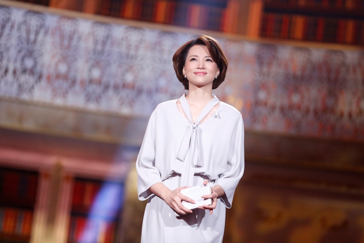 妆容精致难掩法令纹,穿丝绸衬衫尽显贵气|董卿|许渊冲|朗读者_新浪