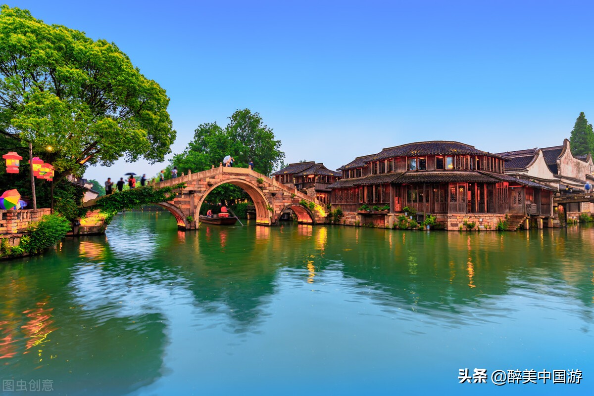 乌镇位于嘉兴桐乡市乌镇石佛南路18号,在华东古镇景点排名首位,是电视