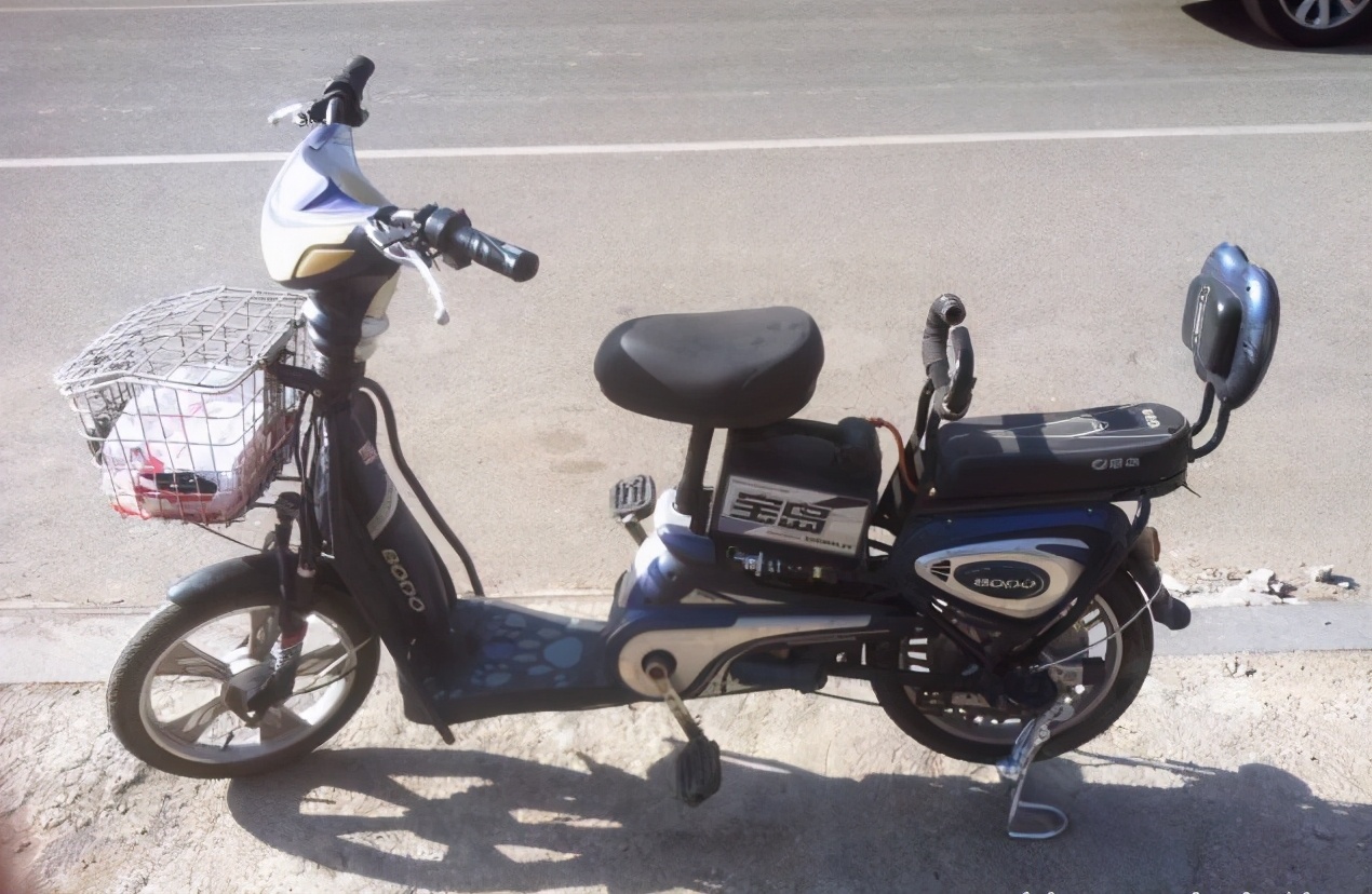 电动车安装"脚蹬"被吐槽,专家强调作用后,车主:您骑一次再说