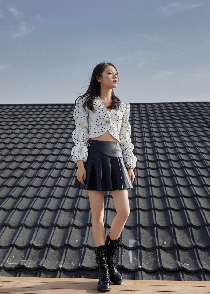 赵今麦的时尚看不明白穿百褶裙挺时髦的站屋顶上想要表达啥