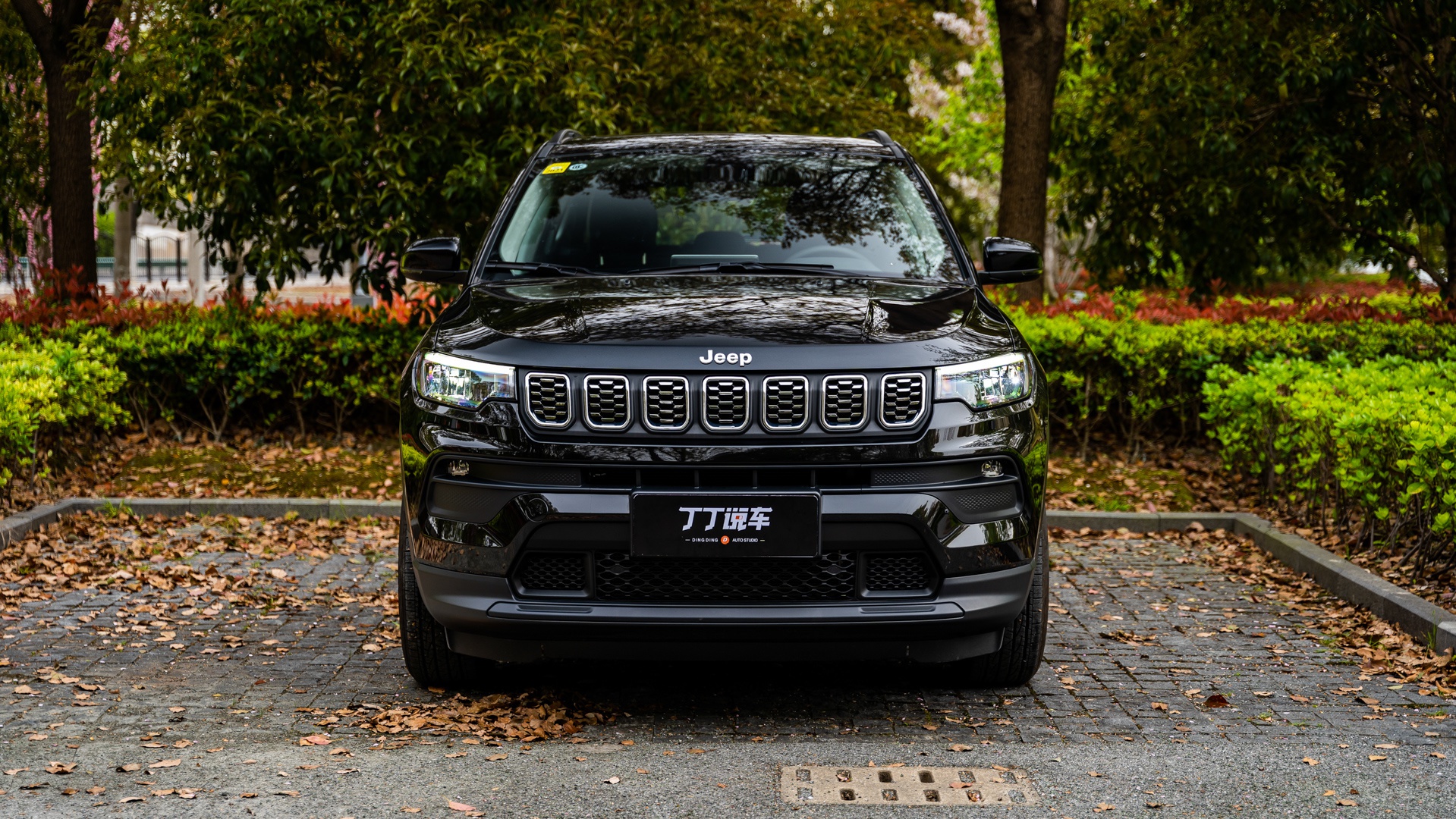 jeep新指南者在外观设计上依旧是jeep越野风格的延续.