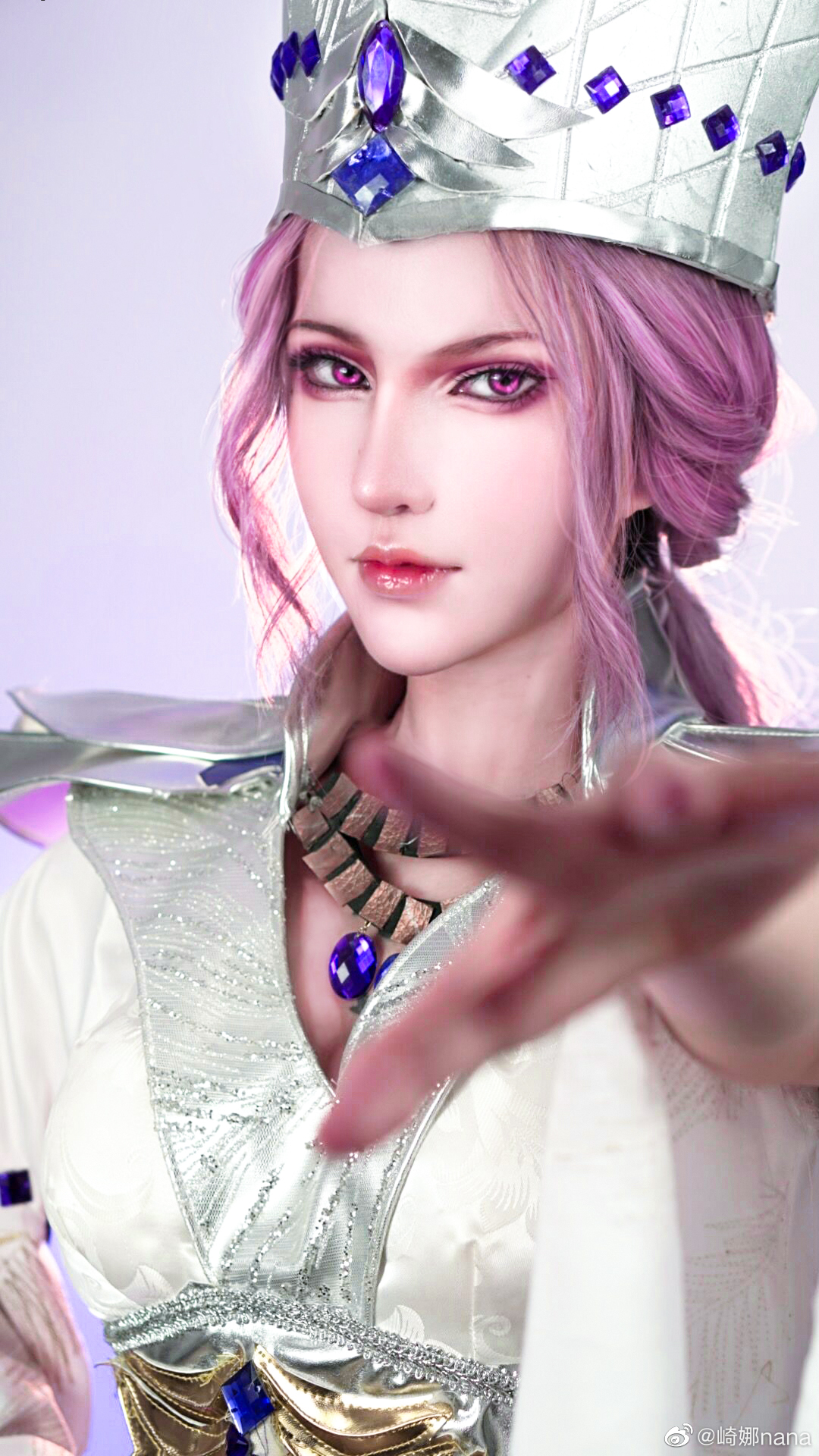 颜值又是超高的小姐姐,不难想象,这会成为许多粉丝中的真人版比比东