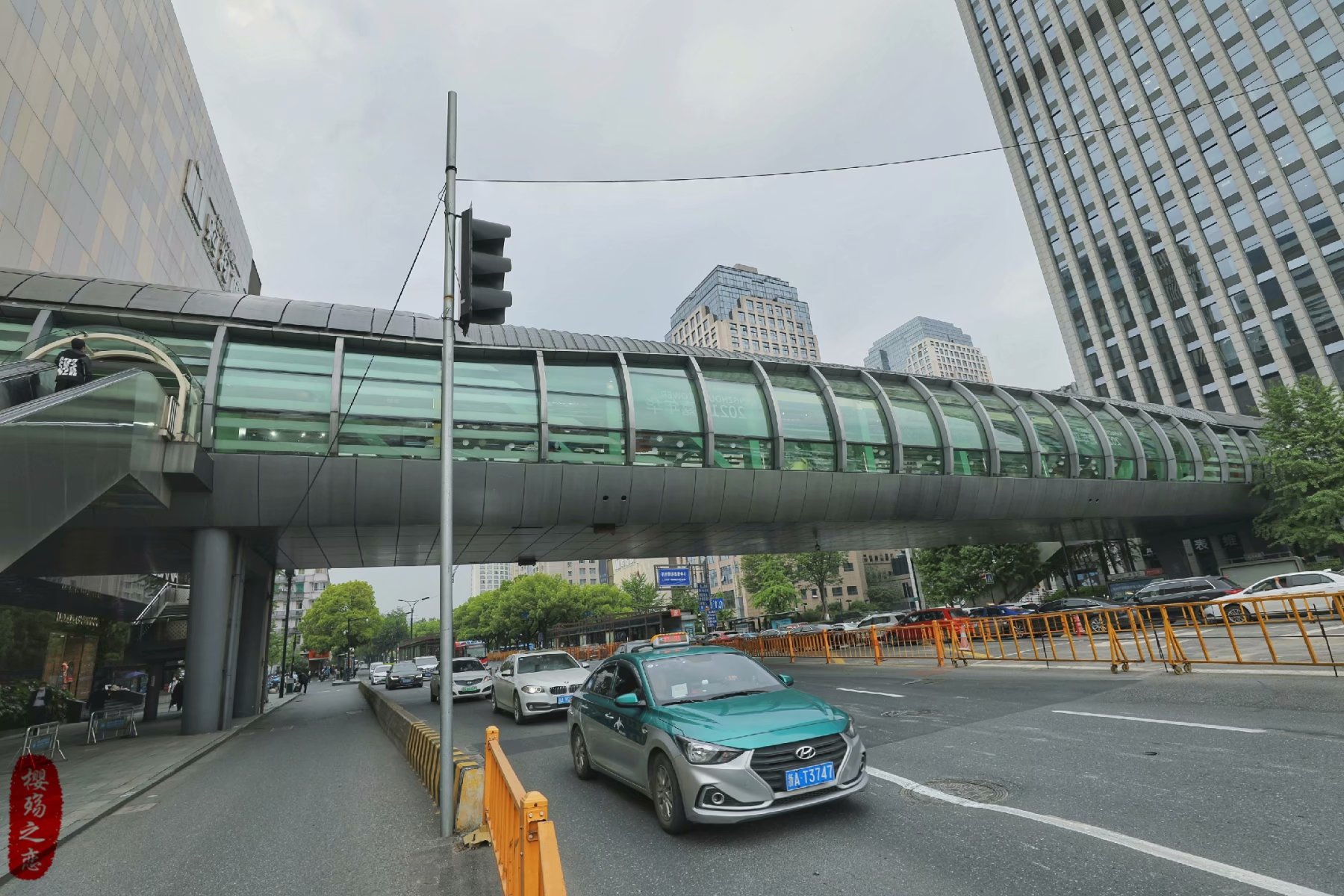 单从外观上说,杭州大厦就显得十分霸气,一共有四幢楼,通过天桥和连廊