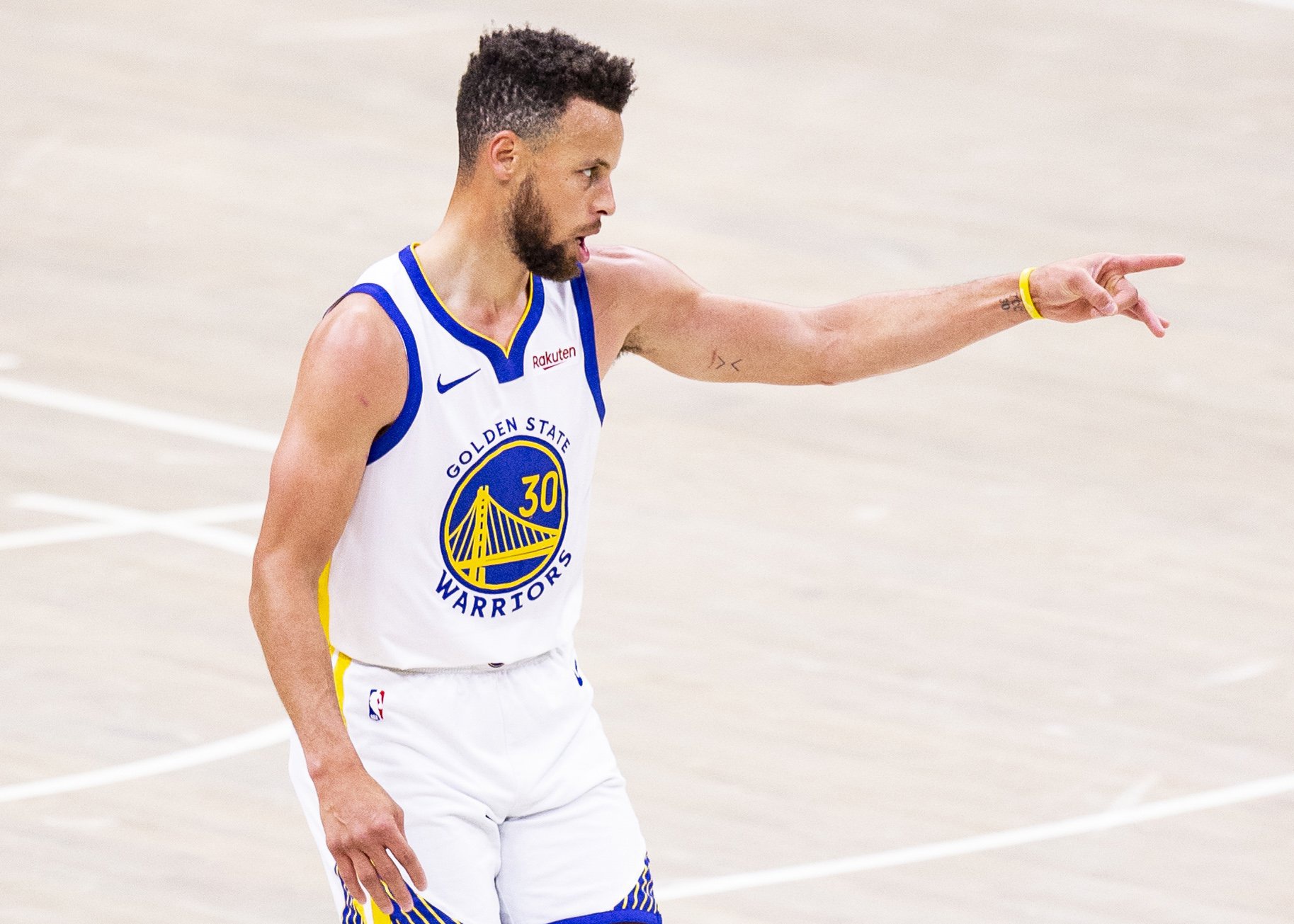 库里本赛季已6次10记三分,超过汤普森!