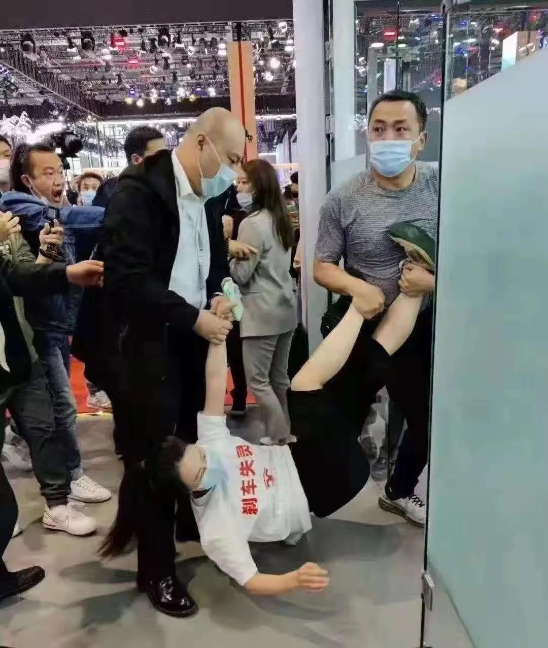 上海车展特斯拉车主站车顶维权，高喊“特斯拉刹车失灵”休闲区蓝鸢梦想 - Www.slyday.coM