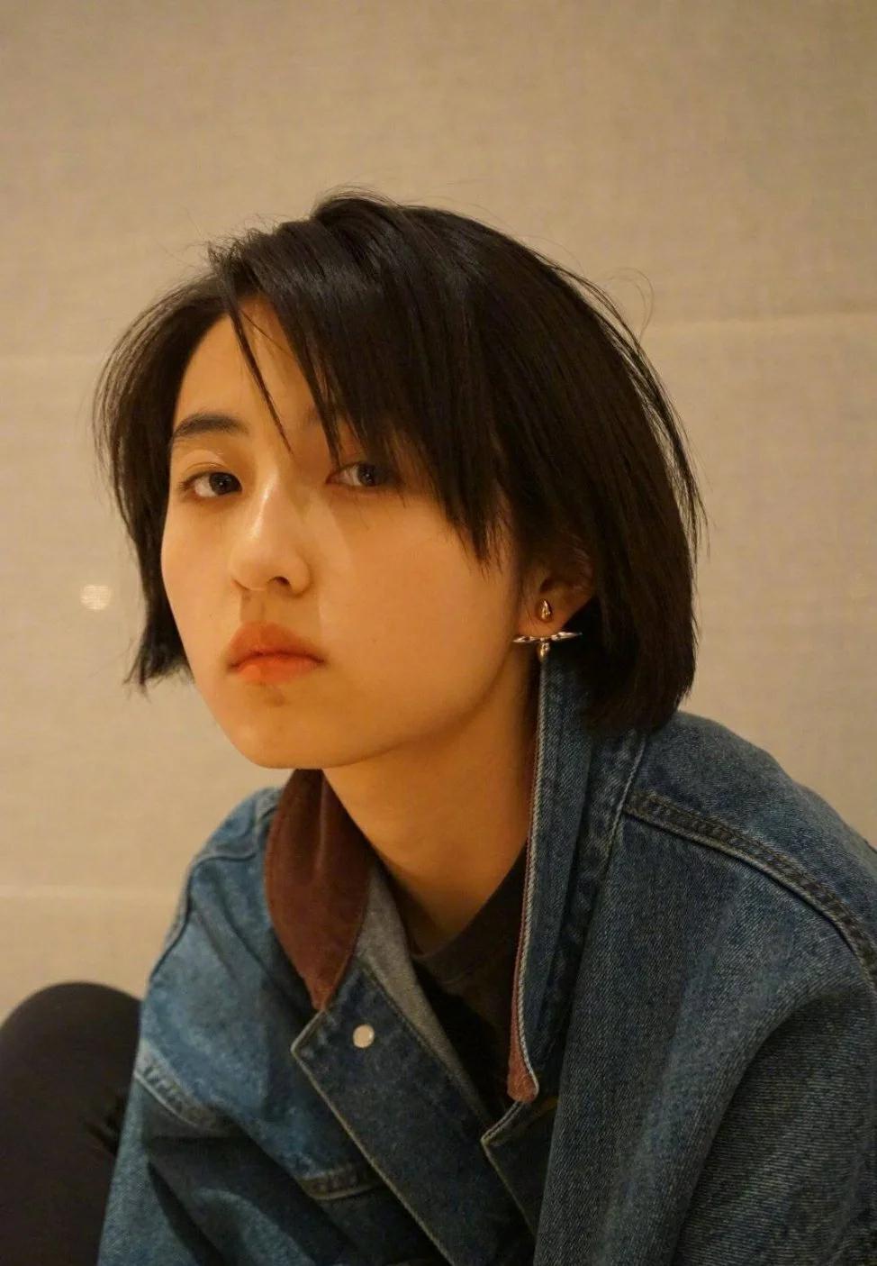 张子枫晒怼脸自拍优越肩颈线少女感十足皮肤状态令人羡慕