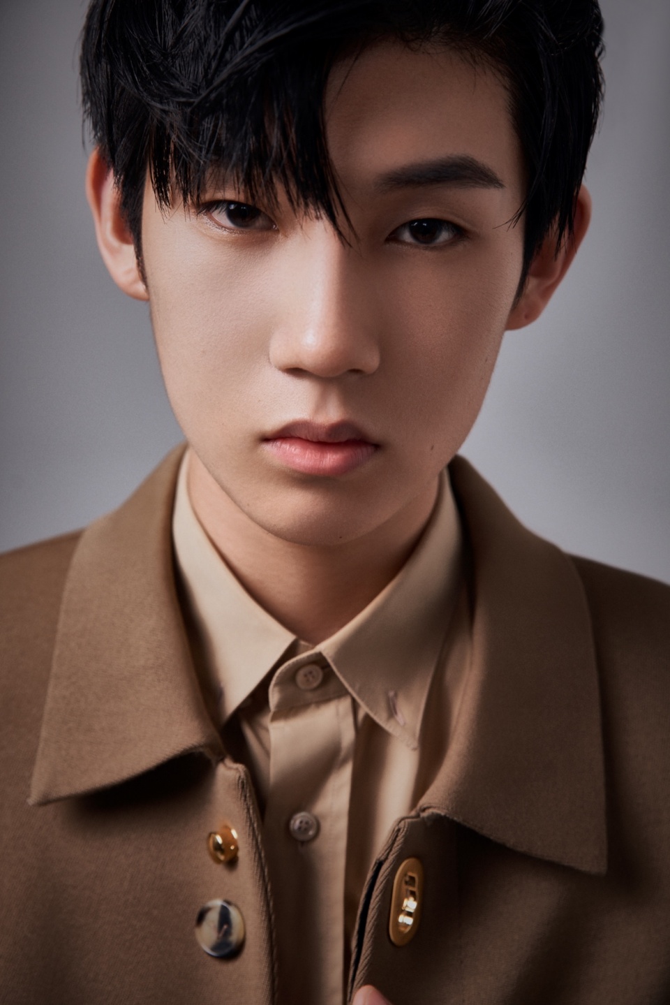 杜天宇轻熟风质感大片曝光时尚表现力满分