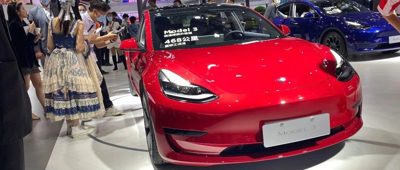 实探特斯拉展台：维权女子被抬离后现场恢复正常 仅有几名安保在外沿围站手里握着雨伞