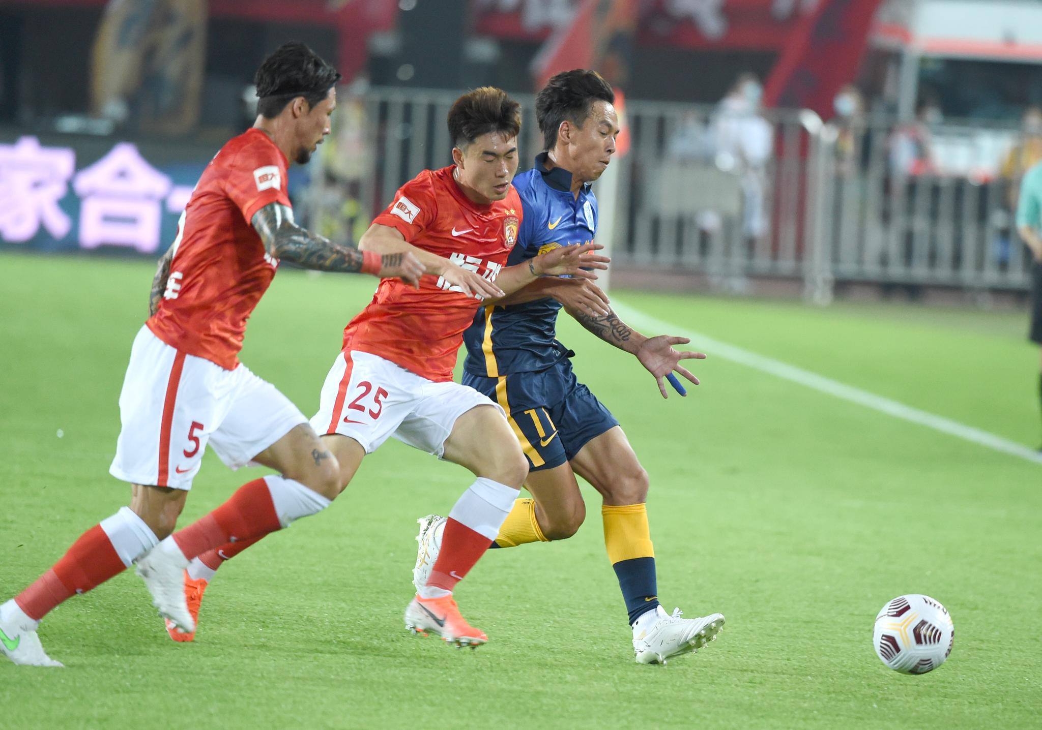 足球中超广州队对阵广州城队