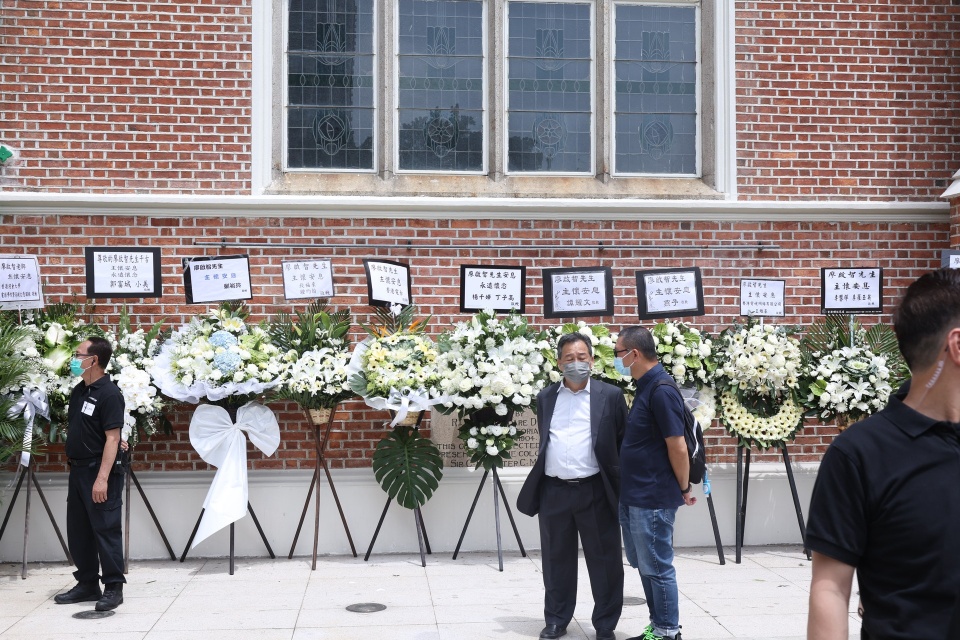 廖启智安息礼举行遗照是与长城合影郭富城王祖蓝亲自到场悼念