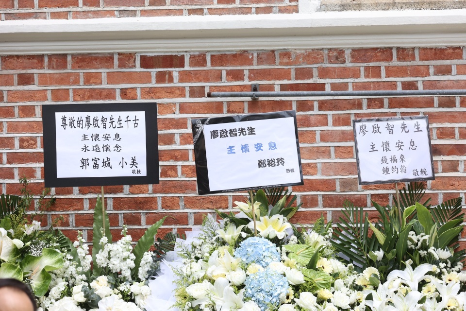 廖启智安息礼举行遗照是与长城合影郭富城王祖蓝亲自到场悼念