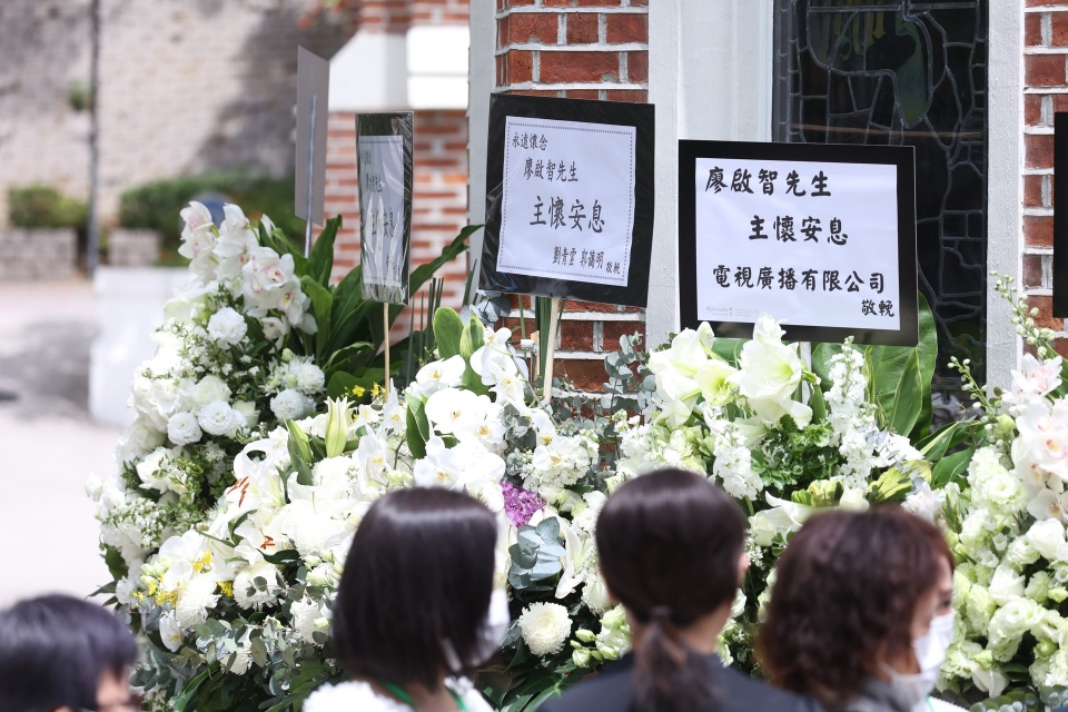 廖启智安息礼举行遗照是与长城合影郭富城王祖蓝亲自到场悼念