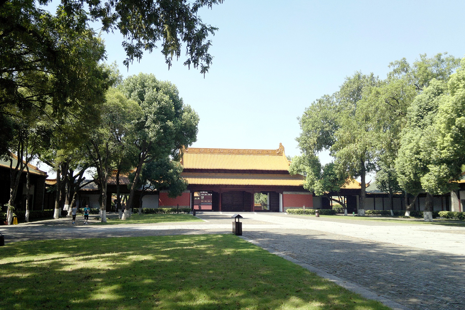 之一;在东吴时期,孙权在此设置冶宫;东晋太元十五年在此建立冶城寺;最