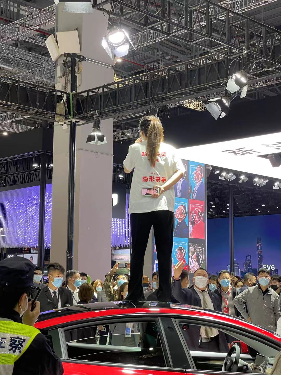 上海车展特斯拉维权事件解析是什么让车主被迫站车顶维权