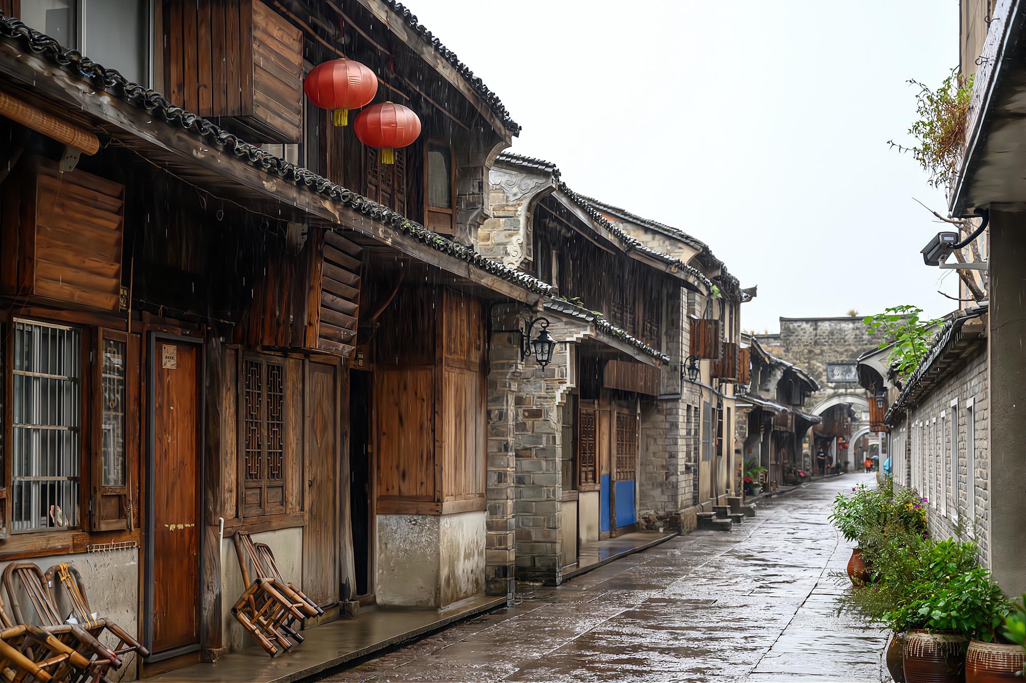 我觉着紫阳古街的特色非常多,比如这里的古街道,古建筑,古井和古坊墙.