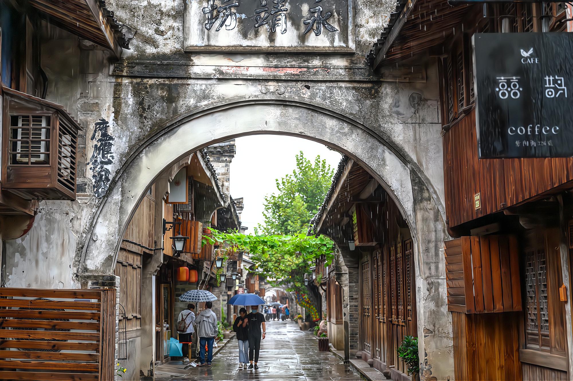 一座坊墙挨着一座坊墙,景致格外的独特,是紫阳古街上的一道靓丽风景线