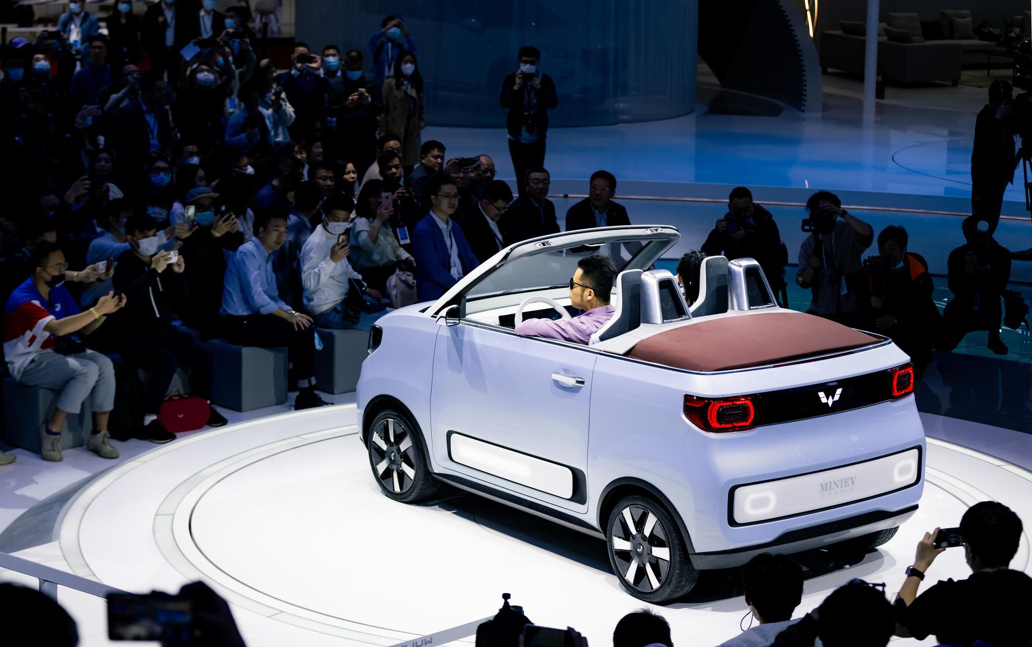 城际观光电动软顶五菱宏光miniev敞篷版正式亮相上海车展