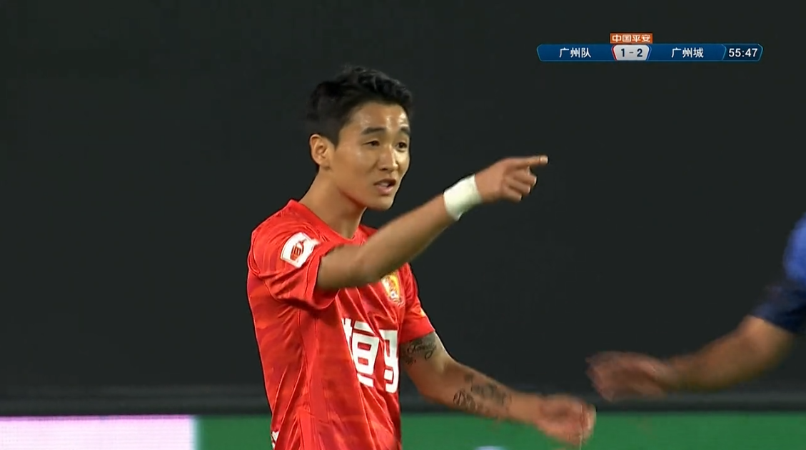 广州22令3万球迷嗨翻天韦世豪手指裁判大骂21岁门将激情四射