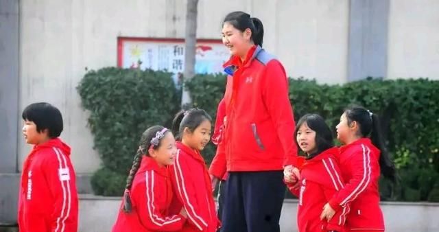 14岁女孩身高2米26赶上姚明,网友怀疑她是巨人症,实情如何呢?休闲区蓝鸢梦想 - Www.slyday.coM 14岁女孩身高2米26赶上姚明,网友怀疑她是巨人症,实情如何呢?休闲区蓝鸢梦想 - Www.slyday.coM