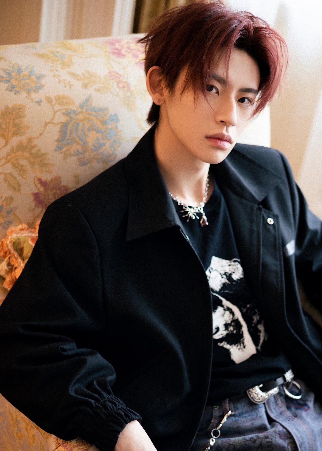 日前小鬼王琳凯亮相stuartweitzman北京限时概念店活动