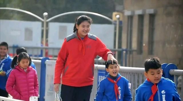 14岁女孩身高2米26赶上姚明,网友怀疑她是巨人症,实情如何呢?休闲区蓝鸢梦想 - Www.slyday.coM 14岁女孩身高2米26赶上姚明,网友怀疑她是巨人症,实情如何呢?休闲区蓝鸢梦想 - Www.slyday.coM